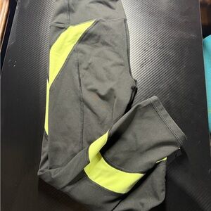 Victoria's Secret Sport Cropped Capri Knockout Leggings Size Small Black/ Yellow
